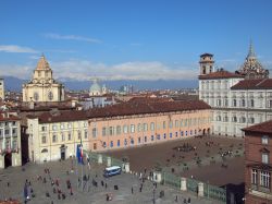 Veduta aerea di Piazza Castello. In fotografia, sullo sfondo, la cerchia delle Alpi occidentali, che fanno da cornice alla città di Torino - © Claudio Divizia / Shutterstock.com