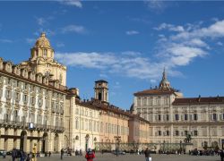 Gli eleganti edifici barocchi in Piazza Castello a Torino. A destra nell'immagine l'inconfondibile profilo del Palazzo Reale - © Claudio Divizia / Shutterstock.com