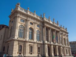 Palazzo Madama venne eretto nella nuova Piazza Castello di Torino, quando essa venne ricostruita successivamente alla guerra civile, tra il 1637 e il 1640. Il palazzo venne completato nel 1646 ...