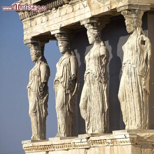 Immagine Le Cariatidi Atene, sull' Acropoli - In origine le figure femminili erano sei ma una fu portata a Londra da Lord Elgin e attualmente esposta al British Museum -  © Dimitrios / Shutterstock.com