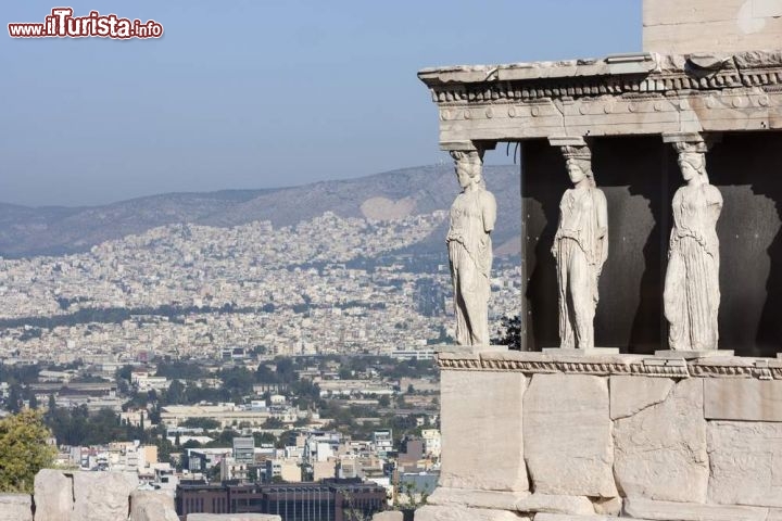 Immagine Le Cariatidi dell'Eretteo incorniciano il panorama di Atene - © Photoman29 / Shutterstock.com