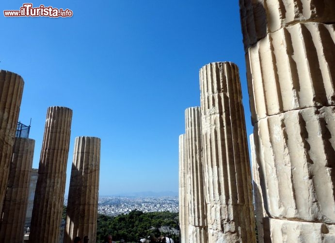Immagine La magia di antiche colonne che ancora oggi svettano sull'Acropoli di Atene