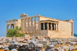 L'Eretteo è datato 421 a.C. e venne completato solo nel 406 a.C. si trova sull'Acropoli  di Atene - © Almotional / Shutterstock.com