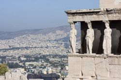 Le Cariatidi dell'Eretteo incorniciano il panorama di Atene - © Photoman29 / Shutterstock.com