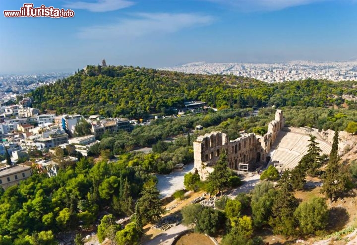 Immagine La vista sull'Odeon di Erode Attico - teatro di pietra dell'Acropoli di Atene con la collina Philopappos sullo sfondo  - © eFesenko / Shutterstock.com