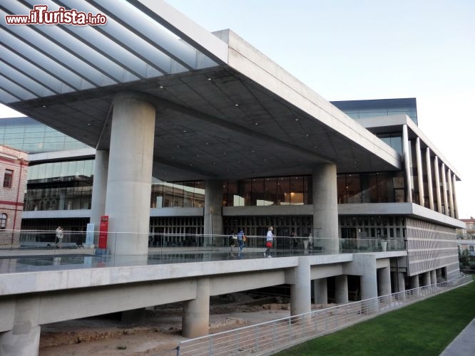 Immagine L'ingresso del moderno museo dell'Acropoli opera degli archetietti Bernard Tschumi e Michael Photiadis, che vinsero il concorso indetto nel 2000. La struttura venne inaugurata 9 anni più tardi