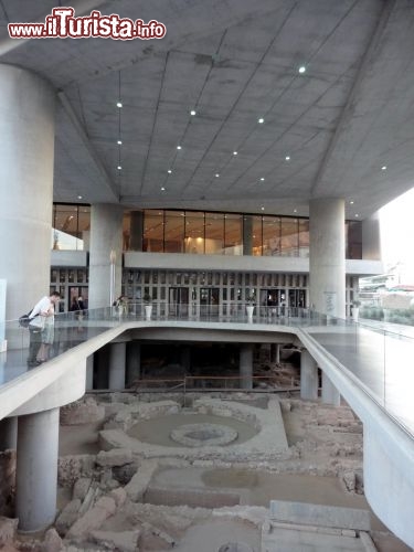 Immagine Il portico d'ingresso al Museo dell'Acropoli di Atene, al di sotto del quale si trovano le rovine di un antico quartiere ateniese