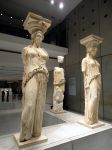 Le Cariatidi dell'Eretteo esposte al Museo dell'Acropoli di Atene. Sono le statue originali, spostate dalla loro sede naturale per evitare ulteriori danni da parte dello smog della capitale ...