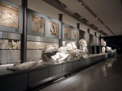 La spettacolare Galleria del Partenone con statue, metope e il lungo fregio (160 metri) che appartenevano al tempio dedicato ad Atena e che oggi sono esposte al  Museo dell' Acropoli ...