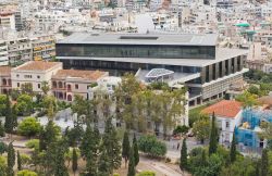 Il Nuovo museo dell'Acropoli di Atene, fotografato dal punto più elevato della capitale della Grecia, e cioè dal Partenone - © Lefteris Papaulakis / Shutterstock.com