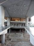 Il portico d'ingresso al Museo dell'Acropoli di Atene, al di sotto del quale si trovano le rovine di un antico quartiere ateniese