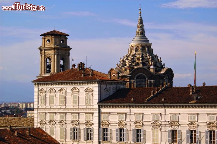 Immagine La famosa Cupola del Guarini e il campanile della Chiesa di San Giovanni Battista. il Duomo di Torino. In primo piano il prfilo del Palazzo Reale. La cupola del Guarini è attualmente in restauro per ripristinarla alle condizioni che aveva prima del terribile incendio del 1997 che mise a repentaglio la stessa sicurezza della Sacra Sindone - © MaPaSa / Shutterstock.com