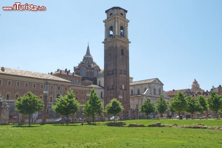 Immagine Fotografia della Cattedrale di Torino come si vede dalla zona di Porta Palatina - © Claudio Divizia / Shutterstock.com