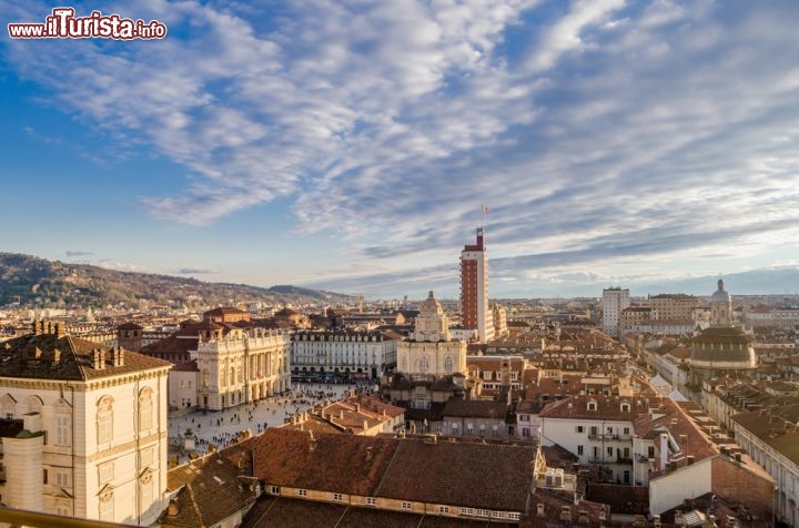 Immagine Il magnifico panorama di Torino fotografato dal campanile del Duomo di San Giovanni Battista. La torre alta 60 metri da l'opportunità di ammirare il centro storico della ex capitale d'Italia - © Marco Saracco / Shutterstock.com