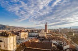 Il magnifico panorama di Torino fotografato dal campanile del Duomo di San Giovanni Battista. La torre alta 60 metri da l'opportunità di ammirare il centro storico della ex capitale ...