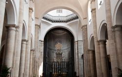 Interno del Duomo di Torino. La chesa è intitolata a San Giovanni Battista - © Mariette Budel / Shutterstock.com