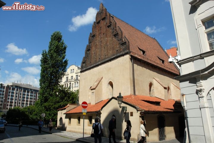 Immagine Antica Sinagoga di Praga: ci troviamo nel quartiere di Josefov - © Terence Mendoza / Shutterstock.com