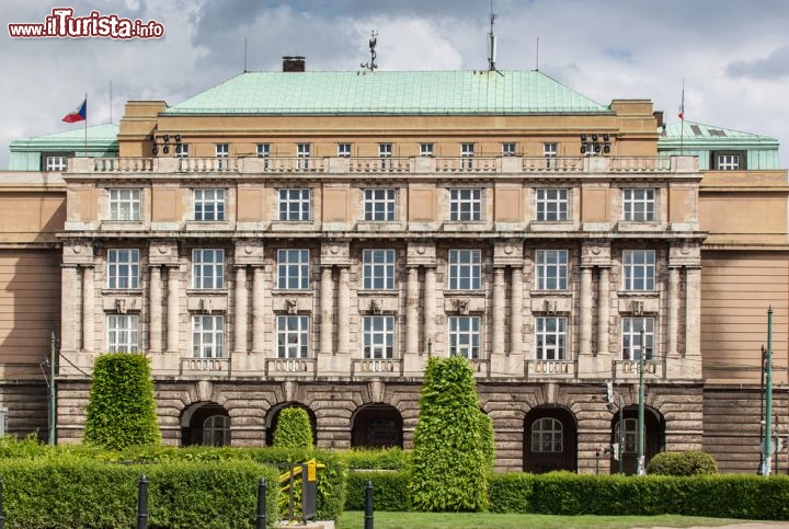 Immagine La solenne facciata della Facoltà di Filosofia di Praga, che si trova nel quartiere ebraico di Josefov - © Ivoha / Shutterstock.com