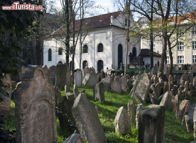 Immagine Il vecchio cimitero ebraico di Praga nel quartiere di Josefov vanta oltre 12.000 lapidi che riempiono in modo disordinato l'antico camposanto - © Josef Hanus / Shutterstock.com