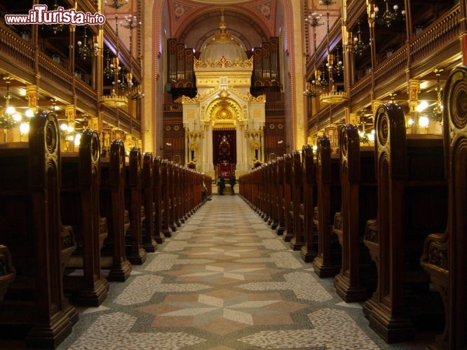 Immagine Interno della Sinagoga principale di Praga, nel quartiere di Josefov - © MYLOS / Shutterstock.com