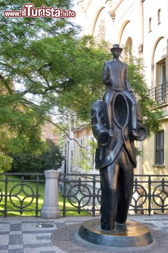 Immagine Monumento a Franz Kafka: lo scrittore di origine ebraica raffigurato sulle spalle del Golem. Ci troviamo nel quartiere Josefov di Praga