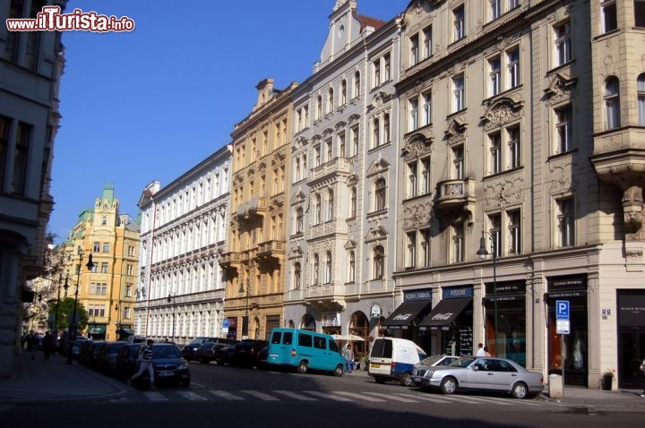 Immagine Strada nel quartiere Josefov di Praga. Si trova non lontano dal centro città, a fianco delle rive della Moldava, all'interno di Stare Mesto.