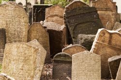 Alcune antiche lapidi del cimitero ebraico di ...