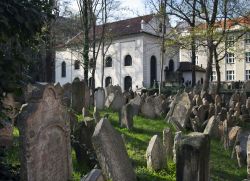 Il vecchio cimitero ebraico di Praga nel quartiere ...