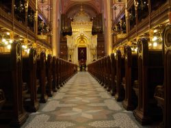 Interno della Sinagoga principale di Praga, nel ...