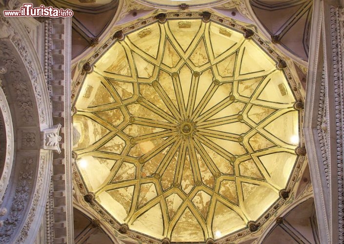 Immagine Sala del Capitulo, la cupola  gotica-mudejar del Monasterio de la Cartuja a Siviglia - © José Luis Filpo Cabana - CC BY-SA 3.0 vía Wikimedia Commons.