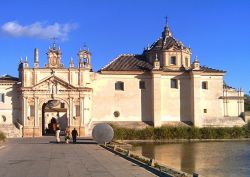 Il complesso del Monastero de la Cartuja a Siviglia, si trova su di una isola del fiume Guadalquivir. Venne utilizzato per ospitare uno dei padiglioni dell'EXPO 1992, quella dei 500 anni ...