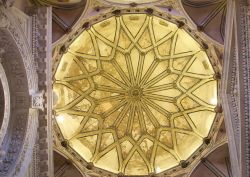 Sala del Capitulo, la cupola  gotica-mudejar del Monasterio de la Cartuja a Siviglia - © José Luis Filpo Cabana - CC BY-SA 3.0 vía Wikimedia Commons.