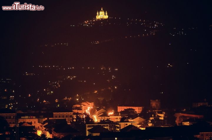 Immagine Fotografia notturna di Torino sullo sfondo la Basilica di Superga che sembra vegliare sulla città - © Claudio Divizia / Shutterstock.com