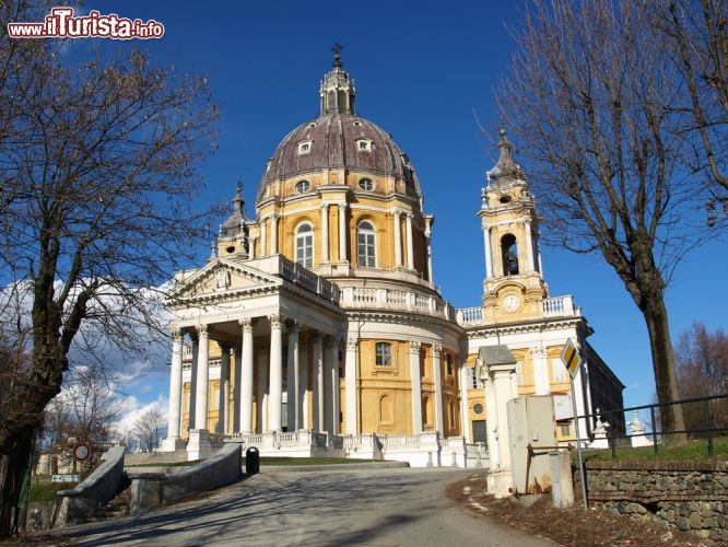 Immagine La Basilica di Superga di Torino venne commissionata dal Duca Amedeo II e venne eretta nella prima metà del 18° secolo - © Claudio Divizia / Shutterstock.com