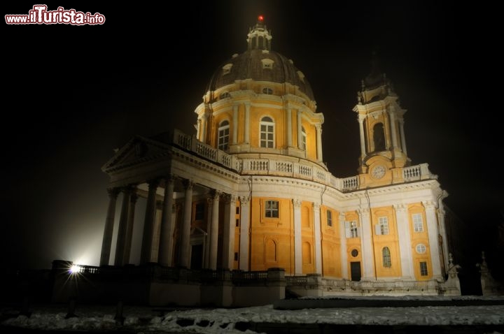 Immagine La Basilica di Superga in inverno, dopo una nevicata. Purtroppo questo luogo, spesso avvolto dalle nubi in caso di maltempo, fu protagonista dell'incidente della collina di Superga, nel 1949, quando l'aereo che trasportava i giocatori del Grande Torino si schiantò appena sotto alla Basilica durante le manovre preparatorie per l'atterraggio. Nessuno sopravvisse al tremendo impatto contro la montagna - © Marco Saracco / Shutterstock.com