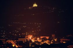 Fotografia notturna di Torino sullo sfondo la Basilica di Superga che sembra vegliare sulla città - © Claudio Divizia / Shutterstock.com