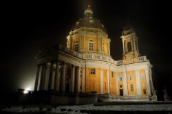 La Basilica di Superga in inverno, dopo una nevicata. Purtroppo questo luogo, spesso avvolto dalle nubi in caso di maltempo, fu protagonista dell'incidente della collina di Superga, nel ...