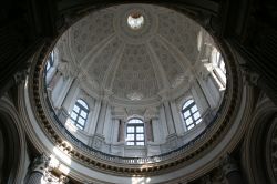 La Cupola della Basilica di Superga ricorda, più in piccolo, la grande cupola di Michelangelo a S.Pietro di Roma. E' opera di Filippo Juvarra, protagonista di altre mirabili costruzioni ...