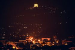 Fotografia notturna di Torino sullo sfondo la Basilica di Superga che sembra vegliare sulla città - © Claudio Divizia / Shutterstock.com