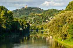 La Basilica di Superga fotografata da un ponte sul fiume Po, dalla periferia della città di Torino - © Diego Barbieri / Shutterstock.com