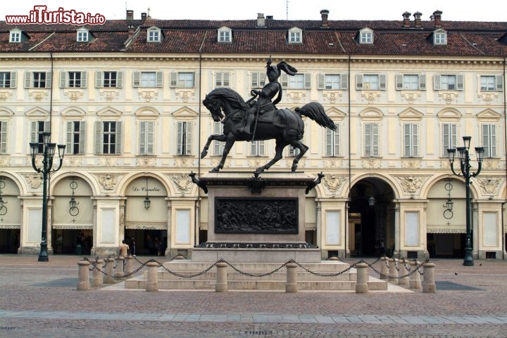 Immagine Emanuele Filiberto a cavallo: il monumento troneggia nel centro di Piazza San Carlo a Torino - © Stefano Ember / Shutterstock.com