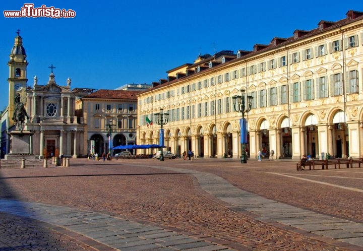 Immagine La Piazza San Carlo a Torino è detta anche il "salotto bene" della prima capitale d'Italia. E' una delle piazze più interessanti della città di Torino, scelta per eventi culturali, per concerti, o semplicemente utilizzata dai tifosi di Juventus e del Toro che festeggiano qui le vittorie delle proprie squadre del cuore - © Claudio Divizia / Shutterstock.com