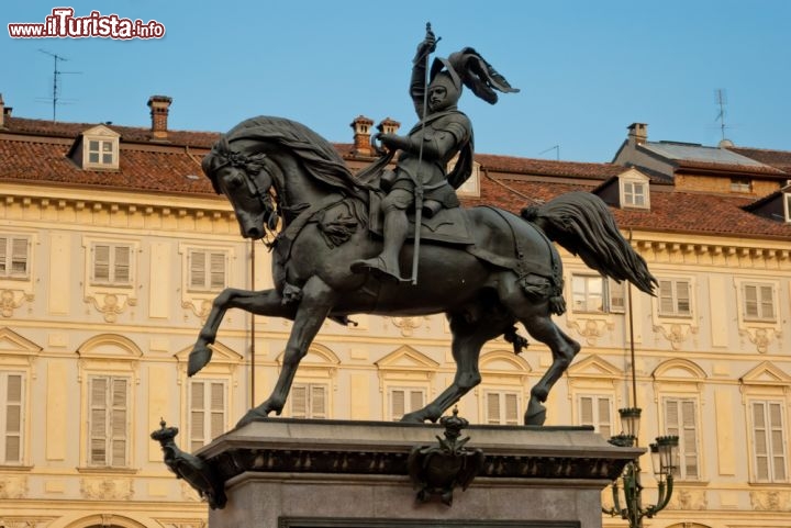 Immagine Il monumento equestre dedicato a Emanuele Filiberto di Savoia: si trova a Torino nel centro geometrico di Piazza San Carlo - © Marco Saracco / Shutterstock.com