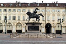 Emanuele Filiberto a cavallo: il monumento troneggia nel centro di Piazza San Carlo a Torino - © Stefano Ember / Shutterstock.com