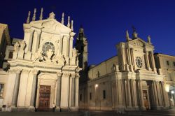 Il lato sud di Piazza San Carlo a Torino, in corrispondenza dell'ingresso di via Roma, offre la splendida vista delle chiese barocche di Santa Cristina (sinistra) e di San Carlo (destra) ...