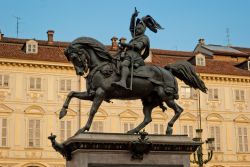 Il monumento equestre dedicato a Emanuele Filiberto di Savoia: si trova a Torino nel centro geometrico di Piazza San Carlo - © Marco Saracco / Shutterstock.com
