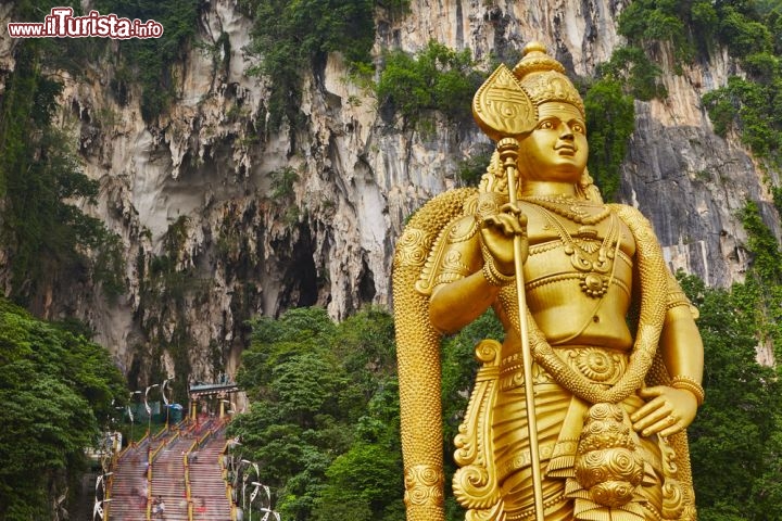Immagine L'enorme statua del dio Murugan, con i suoi 43 metri di altezza domina l'ingresso delle Batu Caves, le famose grotte 13 km a nord di Kuala Lumpur - © Jaromir Chalabala / Shutterstock.com