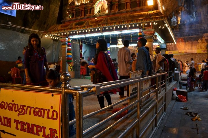 Immagine L'affollamento dei templi all'interno delle Batu Caves dipende anche dagli orari di visita in relazione alle funzioni religiose. Nonostante sia un santuario induista, le grotte sono frequentate da persone di ogni etnia e religione.