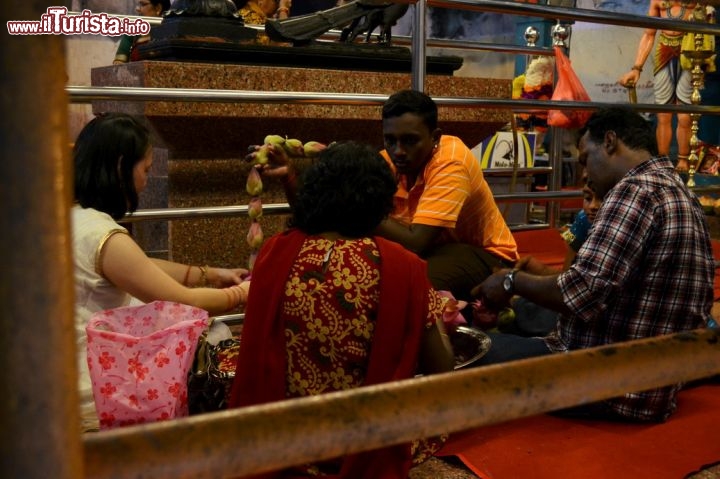 Immagine I riti religiosi nei templi induisti delle Batu Caves sono molto interessanti anche per i turisti, che hanno la possibilità di vedere da vicino tutta la fase di preparazione delle offerte per le divinità.
