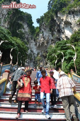 Immagine La scalinata che conduce all'ingresso delle caverne è composta da 272 gradini piuttosto ripidi. Il principale nemico nell'affrontare la salita può essere il caldo umido della Malesia, ma con calma e senza fretta una volta giunti in cima si sarà ripagati dalla spettacolarità delle Batu Caves.